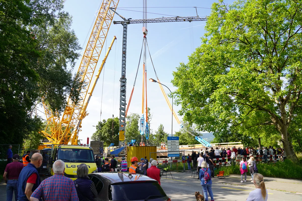 Transport von Brueckenplatte über dem Aabach in Niederuster.